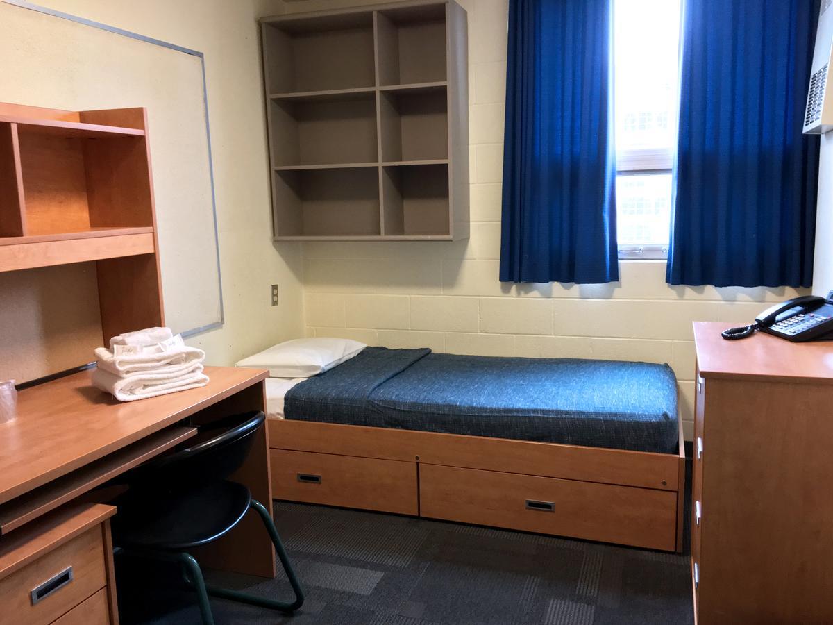 Single Room with Shared Bathroom in the Hallway